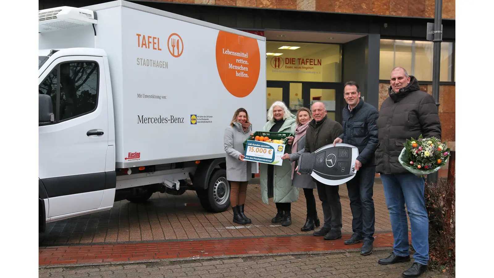 Isabel Werner (Lidl), Tafelkoordinatorin Heidi Niemeyer, Gaby Hansel (Stiftungsvorsitzende der Stiftung der Volksbank Hameln-Stadthagen), Axel Hoffmeyer und Uwe Dröge von Mercedes Benz bei der Übergabe des Kühlfahrzeuges, das in Zukunft für die Tafeln durch den Landkreis rollt.  (Foto: Borchers, Bastian)