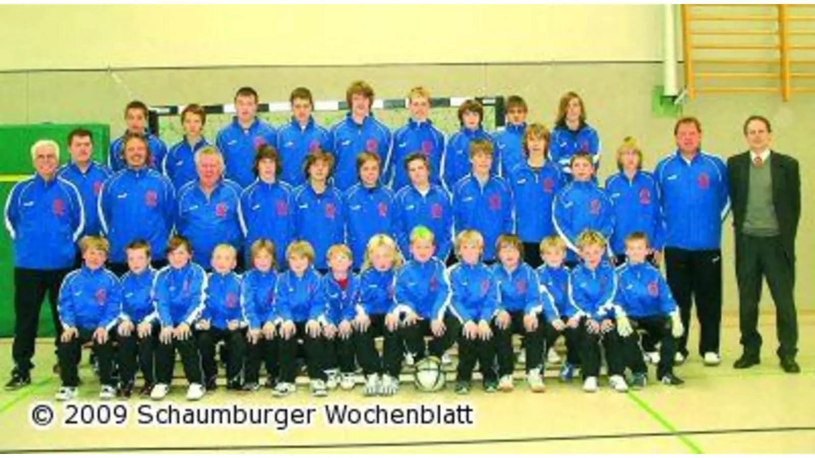 Jugendliche mit neuem Dress (Foto: pd)