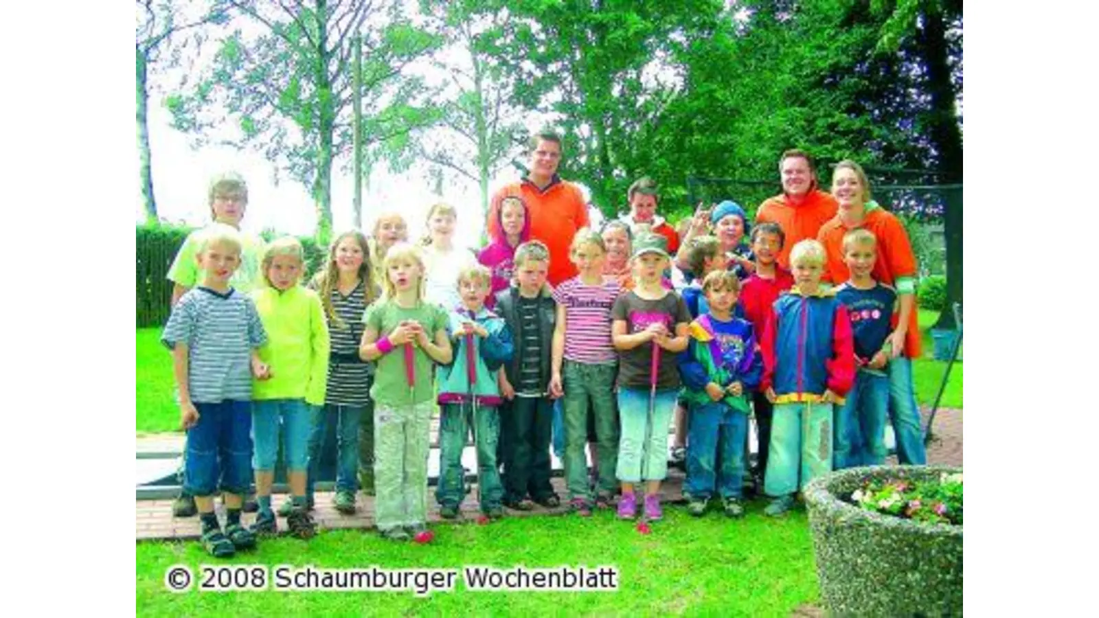 Kinder spielen mit ihrer Volksbank Minigolf (Foto: ste)