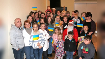 Eine von der Bürgerinitiative „SGR 4 Ukraine“ organisierte Weihnachtsfeier bietet Geflüchteten aus der Ukraine einige Stunden des Beisammenseins in gemütlicher Atmosphäre. (Foto: Borchers, Bastian)