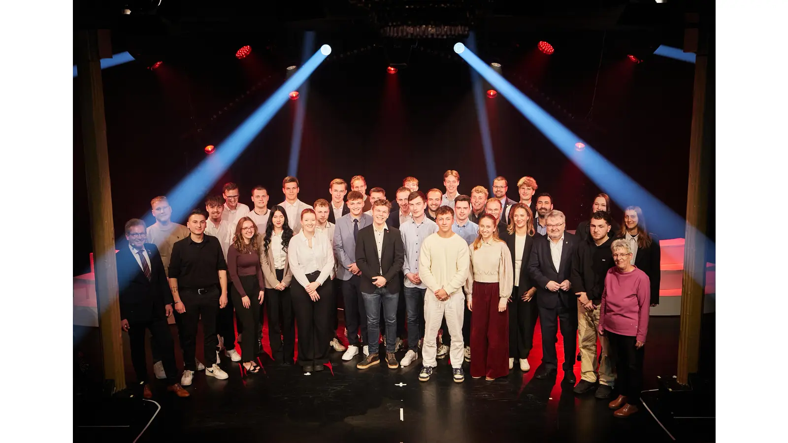 Insgesamt 32 junge Gesellinnen und Gesellen wurden für ihre hervorragenden Leistungen bei der diesjährigen Kammersiegerehrung im GOP Varieté-Theater Hannover gewürdigt. (Foto: Sonja Schröder)