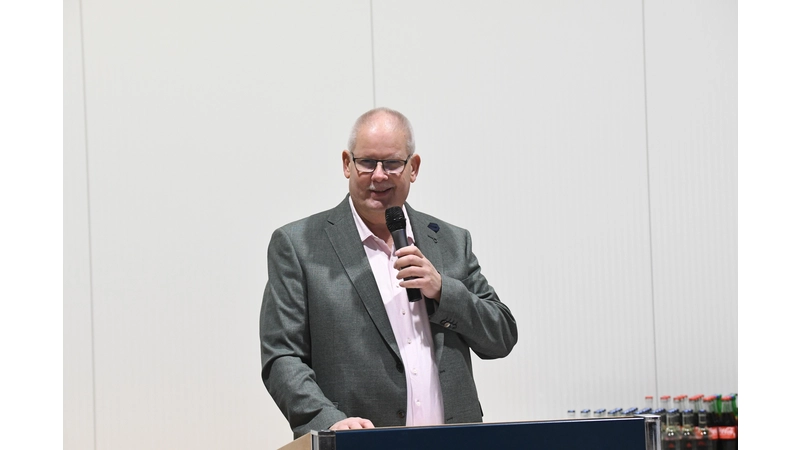 Samtgemeindebürgermeister Hartmut Krause hat den neuen Baubetriebshof feierlich eröffnet. (Foto: nd)