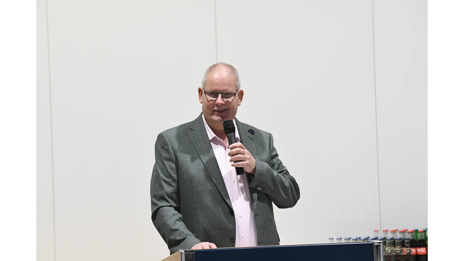 Samtgemeindebürgermeister Hartmut Krause hat den neuen Baubetriebshof feierlich eröffnet. (Foto: nd)