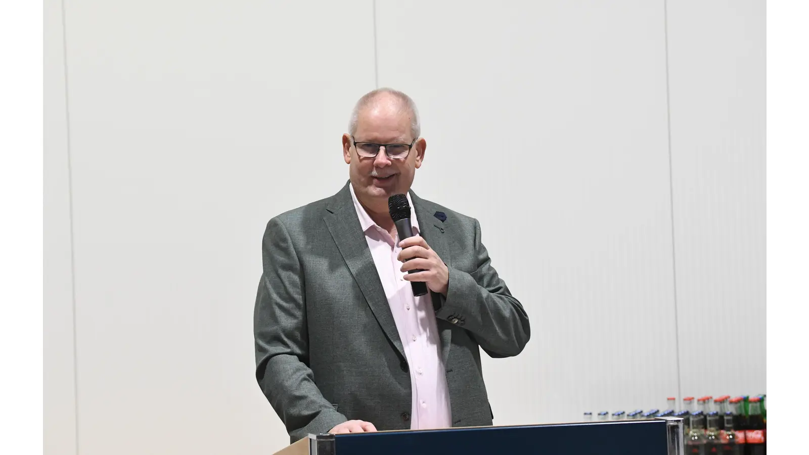 Samtgemeindebürgermeister Hartmut Krause hat den neuen Baubetriebshof feierlich eröffnet. (Foto: nd)