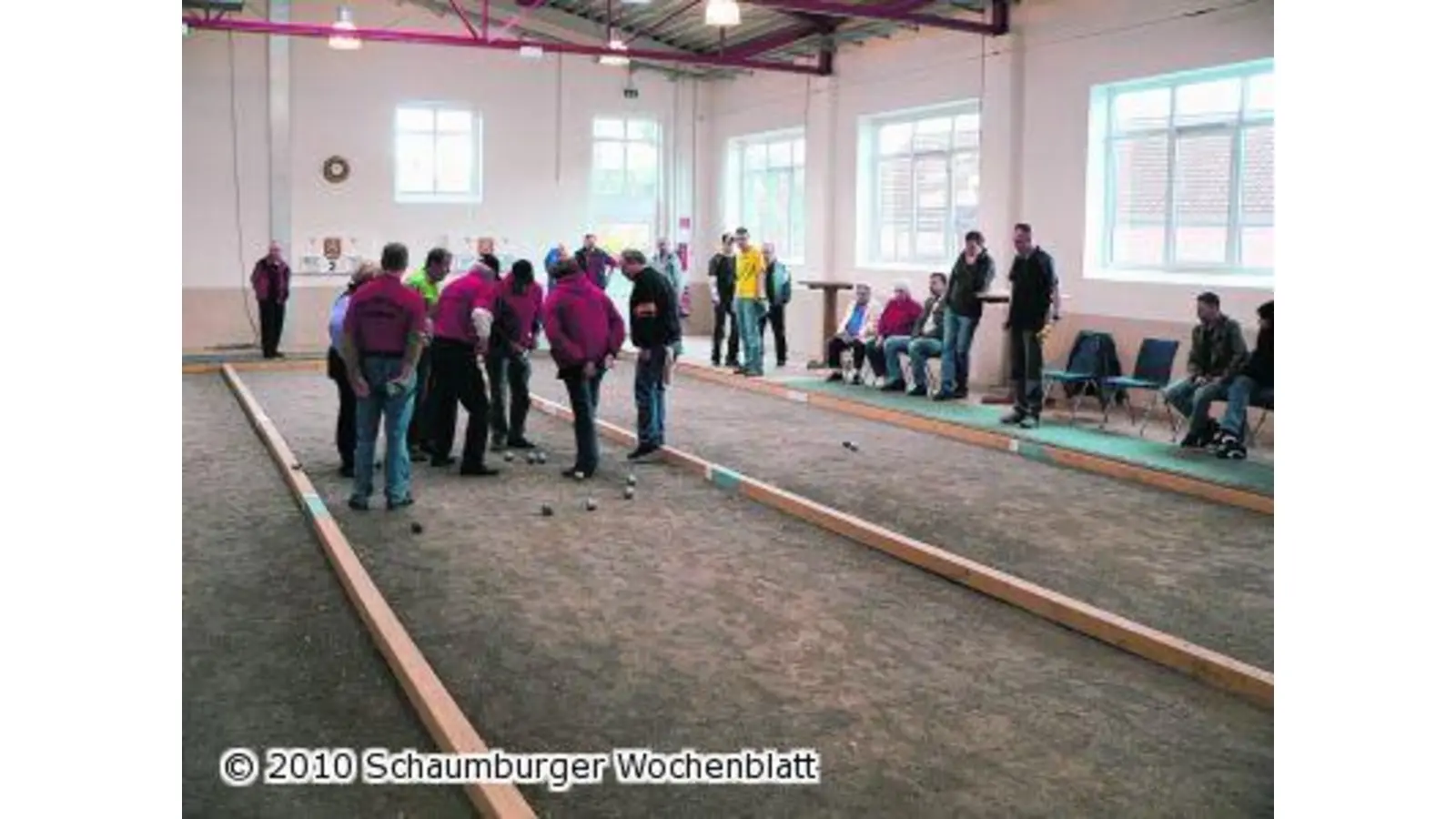 Auch die Jugend wirft die Kugeln (Foto: al)