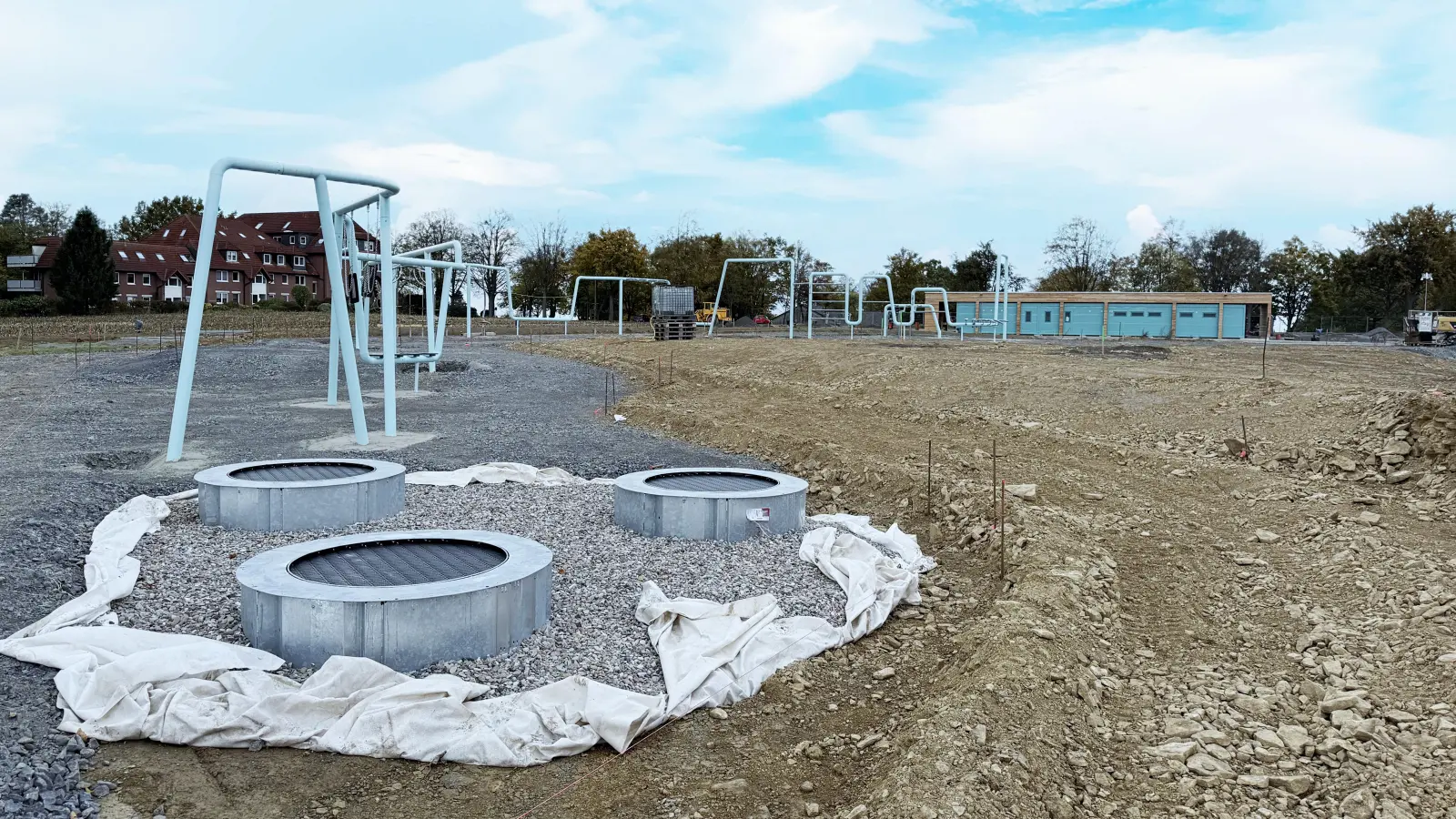 Der Wiesenpark nimmt mit Bodentrampolinen, Kletter- und Hangelstationen Gestalt an. (Foto: LaGa)