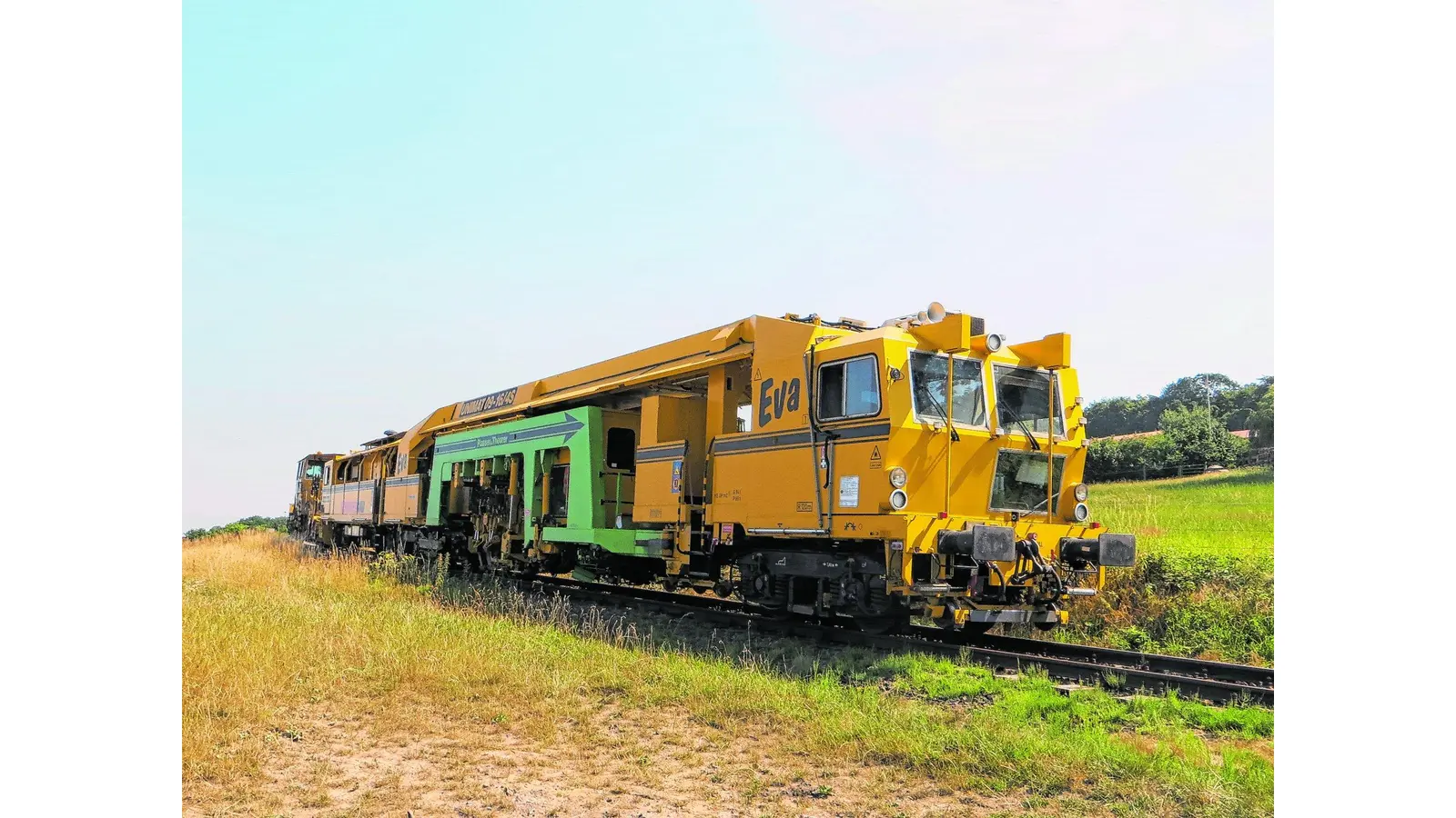Die Stopfmaschine rollt über die Strecke (Foto: red)