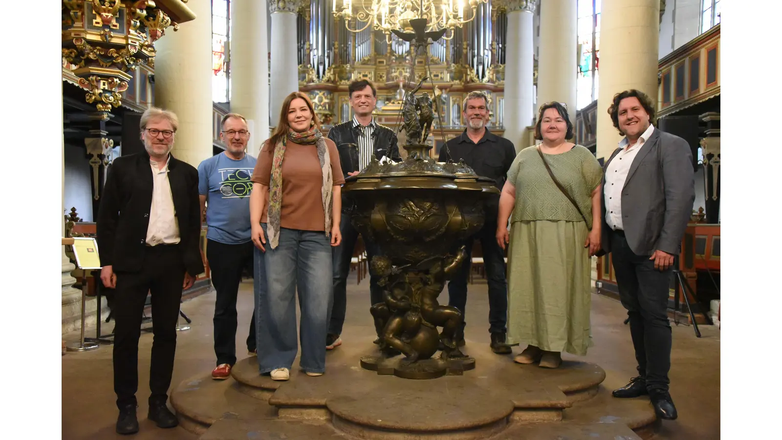 Produzent und Bühnenautor Jens Wassermann (ganz rechts) bringt am 7. und 8. August den Filmerfolg „Wie im Himmel” als Bühnenstück in die Bückeburger Stadtkirche. (Foto: jp)