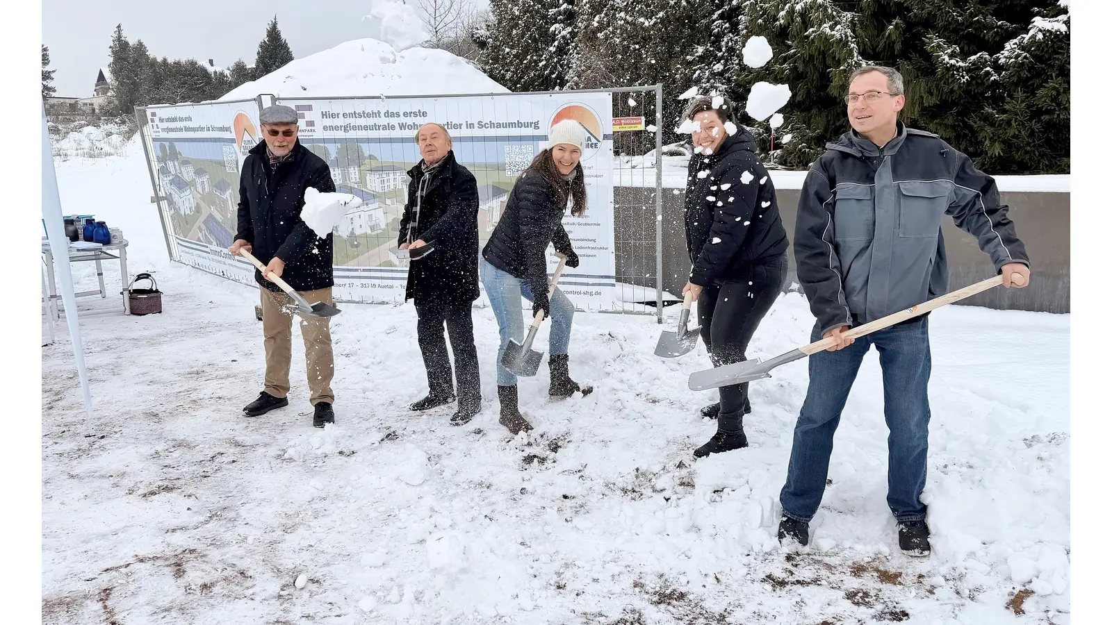 Der symbolische „Erste Spatenstich“ ist erfolgt, jetzt kann alles ganz schnell gehen in Schaumburgs erstem klimaneutralem Wohnquartier „Wohnpark Steinbergen“. (Foto: ste)