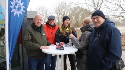 Infostand am und im Aldi-Markt (v.li.): Die SfS Eberhard Engelhaupt und Ralf Sobotta, Catharina Bode sowie Gabi und Klaus Christes.  (Foto: gi)