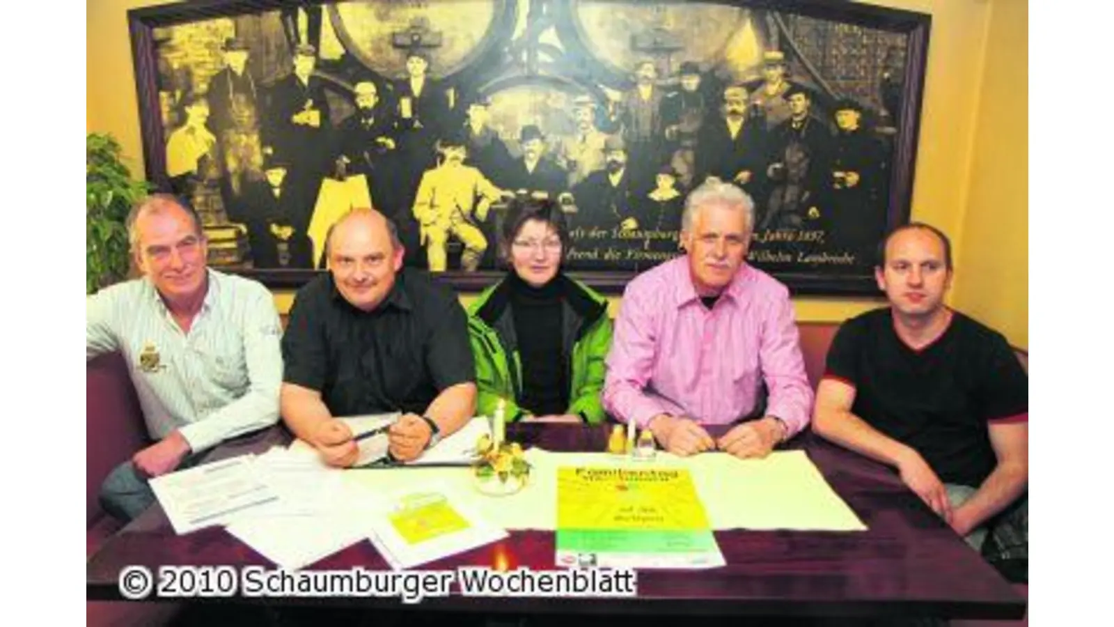 Jung und Alt feiern auf dem Marktplatz (Foto: bb)
