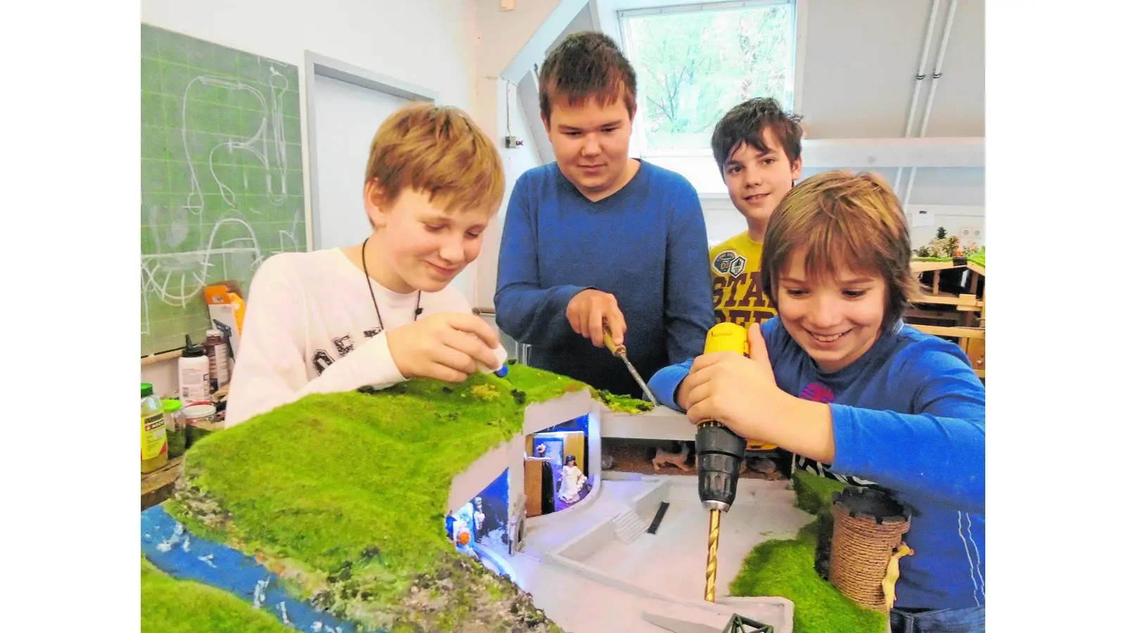 Die Schulmodellbahn steht in der Sparkasse (Foto: red)