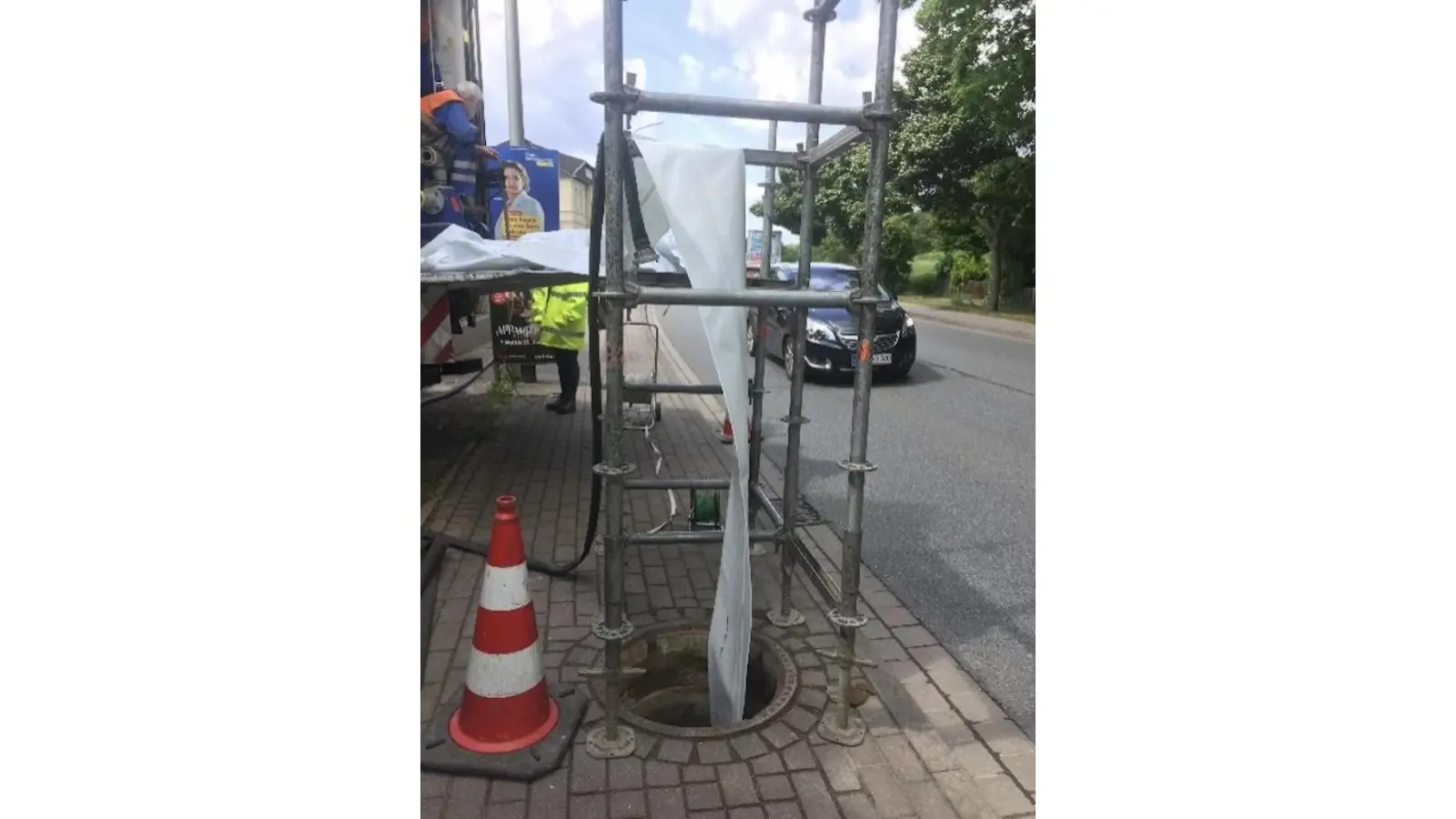 Für die Kanalsanierung nutzt der Abwasserbetrieb das innovative Schlauchliner-Verfahren. Das Prinzip ist einfach: Ein mit Kunstharz getränkter, flexibler Schlauch wird in das alte Rohr eingebracht, der nach dem Aushärten ein neues, stabiles Rohr im Rohr bildet. (Foto: Abwasserbetrieb der Stadt Rinteln)