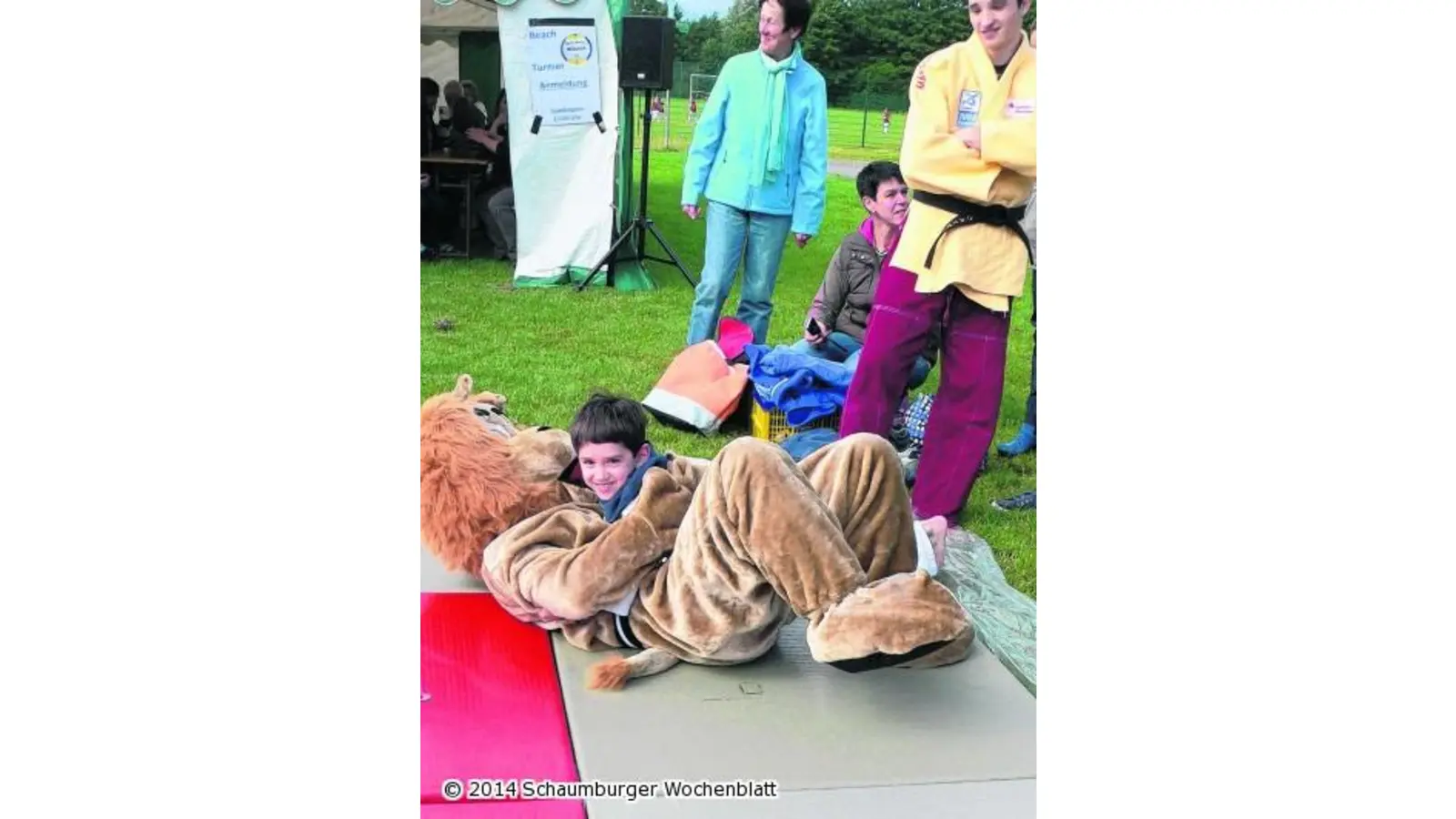 Ein Löwe wird aufs Kreuz gelegt (Foto: al)