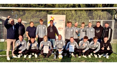 Das Fairplay-Gewinnerteam mit seinen Gratulanten Stefan Mogwitz (VGH), Raphael Kraus (VGH), Jens Grützmacher, Reinhard Stemme und Matthias Tatge (alle NFV). (Foto: privat)