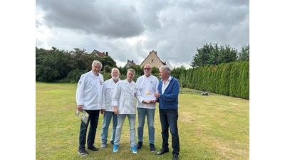 Ralph Kerkamm (v. li.), Wolfgang Sahlmann, Timo Reinhold und Achim Schröder vom Köcheclub übergeben die Spende an Dieter F. Kindermann, Präsident des ICH.  (Foto: privat)