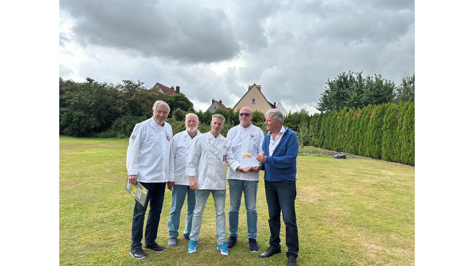 Ralph Kerkamm (v. li.), Wolfgang Sahlmann, Timo Reinhold und Achim Schröder vom Köcheclub übergeben die Spende an Dieter F. Kindermann, Präsident des ICH.  (Foto: privat)
