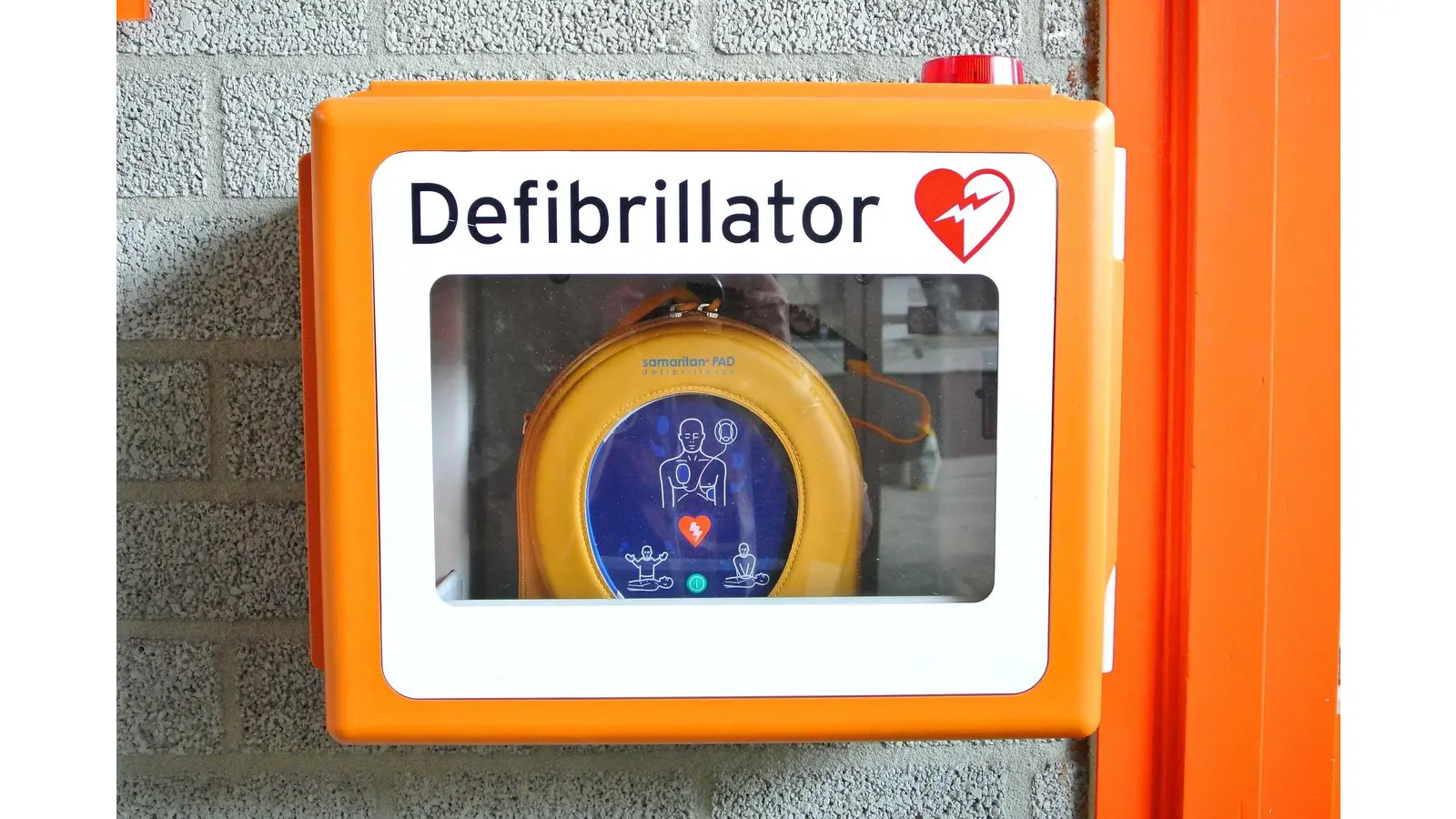 Der Defibrillator gibt genaue Anweisungen für die Herz-Lungen-Wiederbelebung, auch Laien können nahezu nichts falsch machen.  (Foto: pixabay yourschantz)