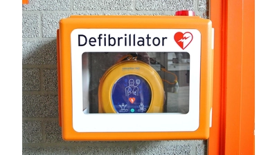Der Defibrillator gibt genaue Anweisungen für die Herz-Lungen-Wiederbelebung, auch Laien können nahezu nichts falsch machen.  (Foto: pixabay yourschantz)