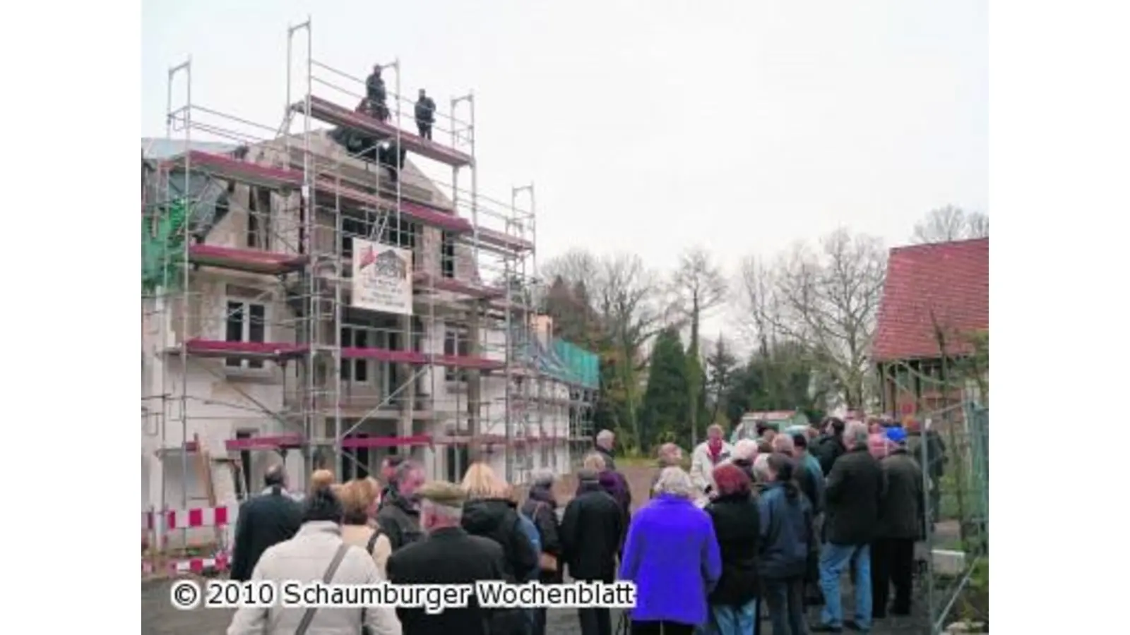 Richtkranz weht über der neuen Wohnanlage (Foto: al)