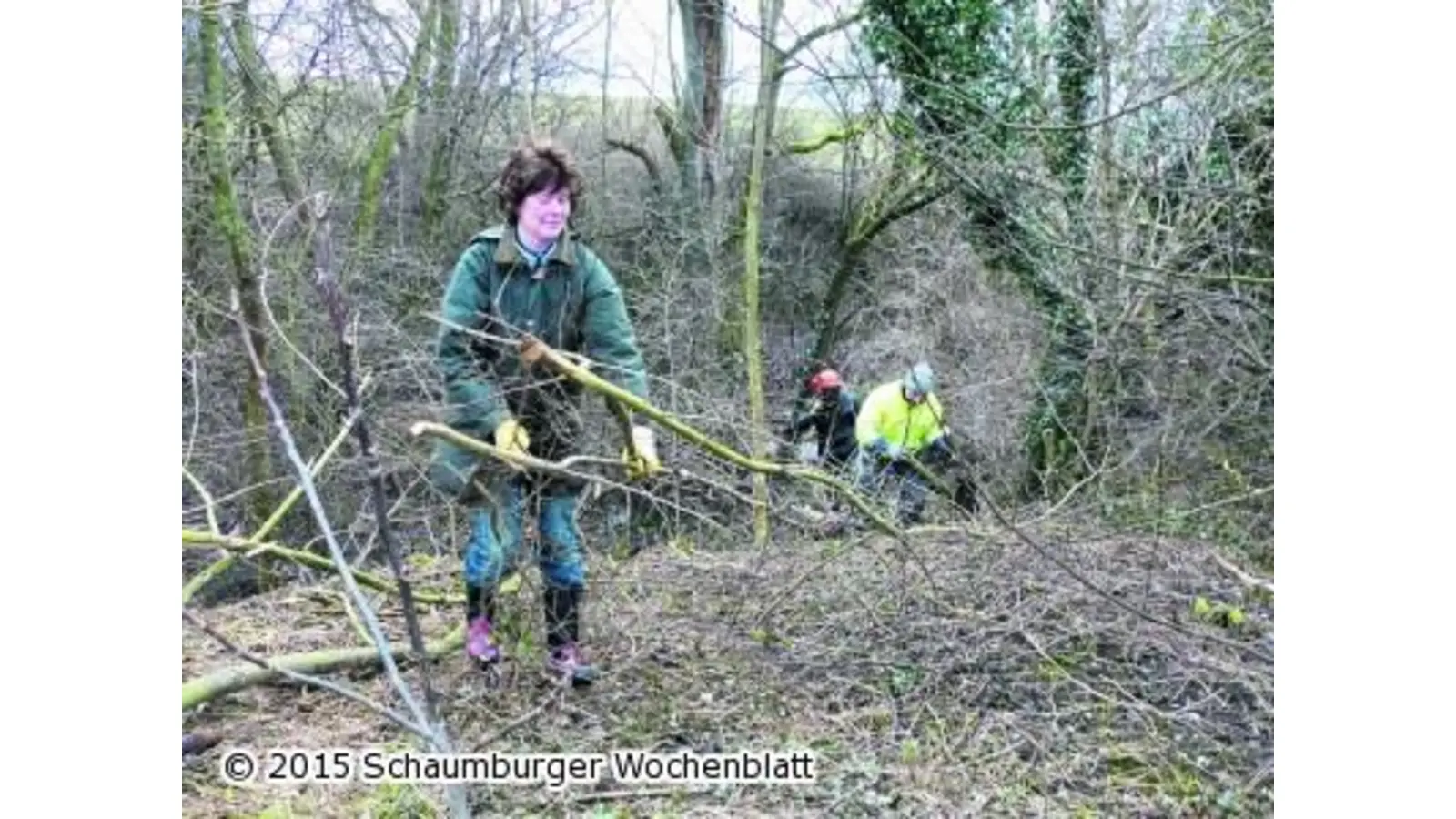 Nur wenig Helfer am Bach (Foto: al)