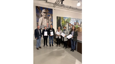 Bürgermeister Winfried Mundt übergibt die Ehrenamtskarten an Joly Bockmühl, Max Langanke, Sigrid Kelbert, Ingeborg Moch und Gabriele Klein.  (Foto: privat)