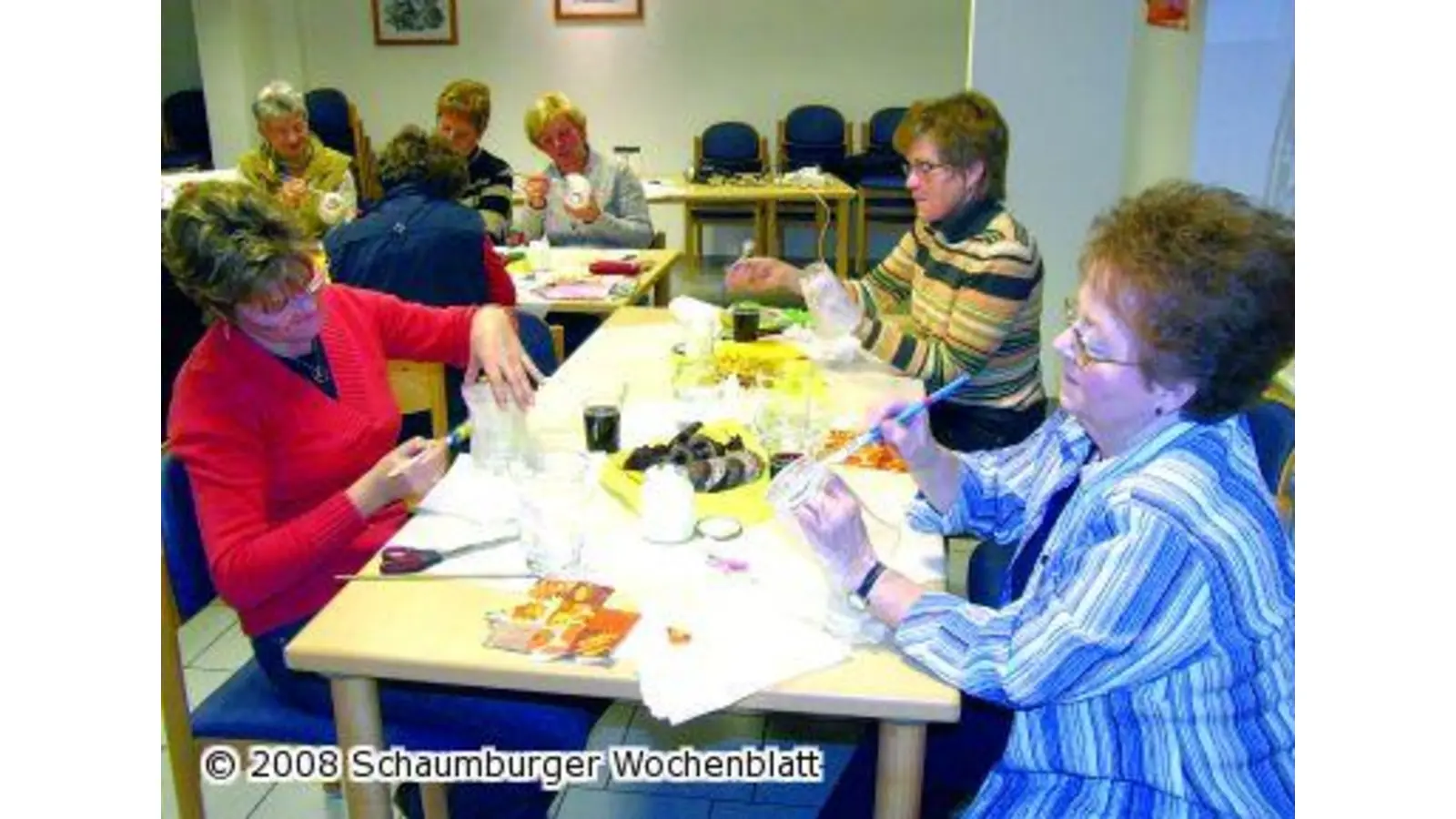 Basteln im Dorfgemeinschaftshaus (Foto: tt)