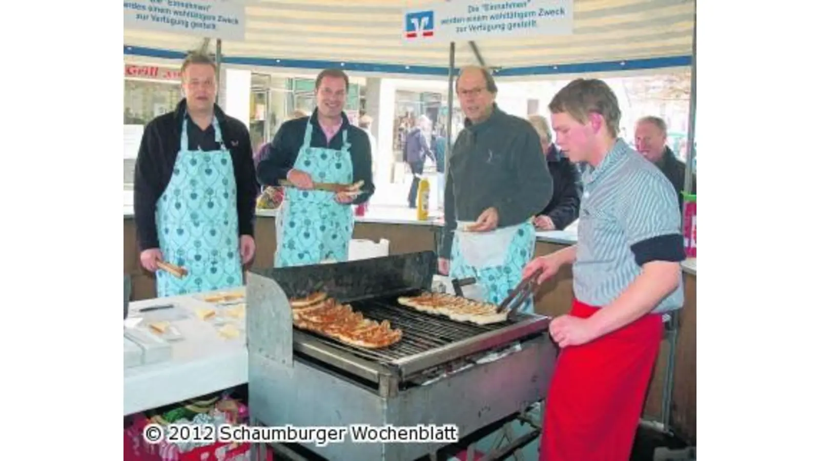 400 Bratwürstchen gehen über den Tresen (Foto: wtz)