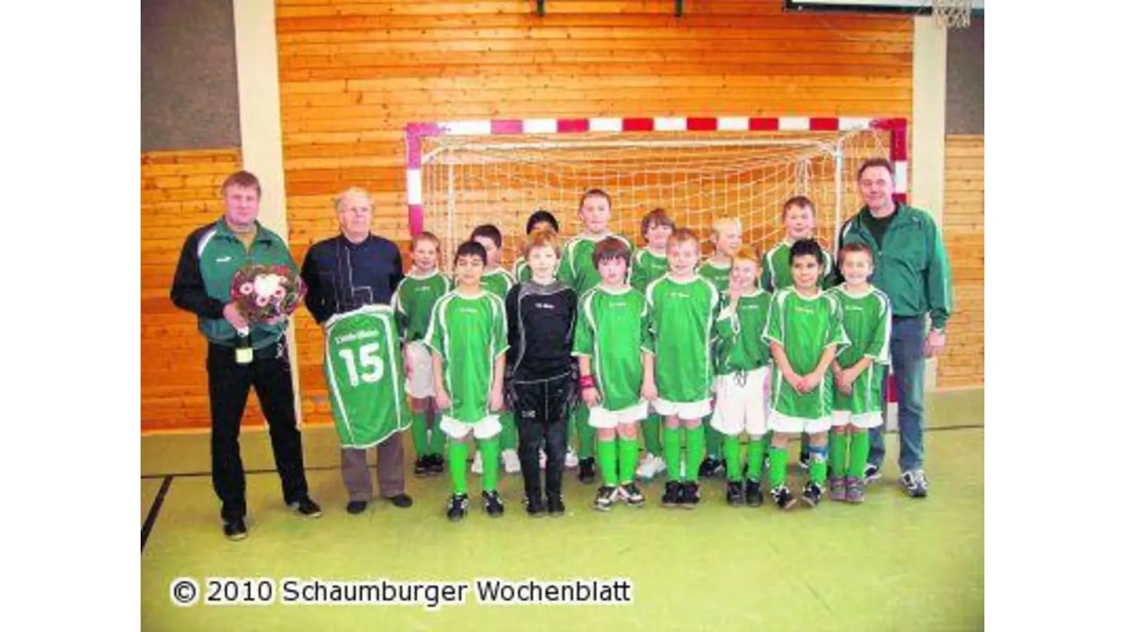 Ehrenamtsbeauftragter spendet Trikots (Foto: ste)