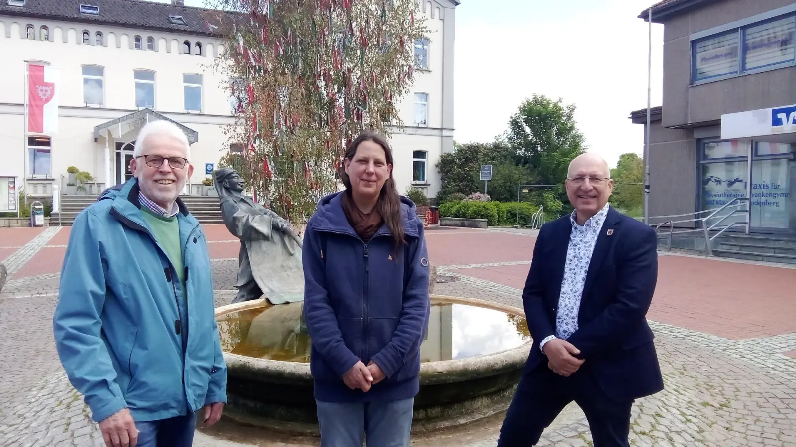 Bernd Oberheide, Ursula Rugel und Bürgermeister Ralf Sassmann freuen sich auf Unterstützer für die Wiederbelebung des Gewebevereins Rodenberg.  (Foto: privat)
