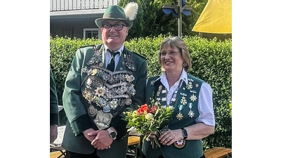 Der amtierende Jubiläums-Schützenkönig Michael Pohle und die Jubiläums-Schützenkönigin Gudrun Blair (Foto: wk)