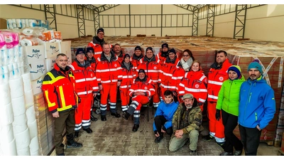 Im Zwischenlager: Johanniter-Weihnachstrucker übergeben Pakete in Rumänien, die dann weiter in die Ukraine transportiert werden. (Foto: Johanniter)