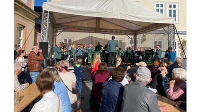 Das Orchester Bückeburger Jäger unter der Leitung von José Pascual García Llopis spielt auf. (Foto: privat)