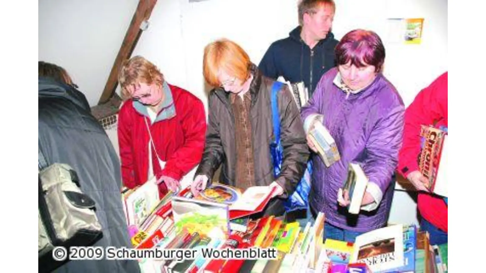 Warteschlangen in der Stadtbücherei (Foto: red)