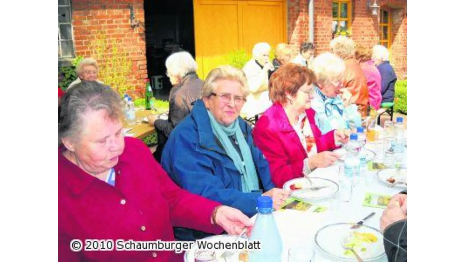 AWO-Mitglieder grillen auf dem Hof Seifert (Foto: red)