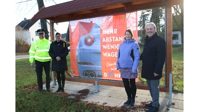Steffen Arndt vom Polizeikommissariat Bad Nenndorf, die Leiterin des Ordnungsamtes Carmen Sobeck, Projektkoordinatorin Annica Helmker und Samtgemeindebürgermeister Dr. Thomas Wolf stellen die Verkehrssicherheitskampagne vor.<br><br> (Foto: bb)