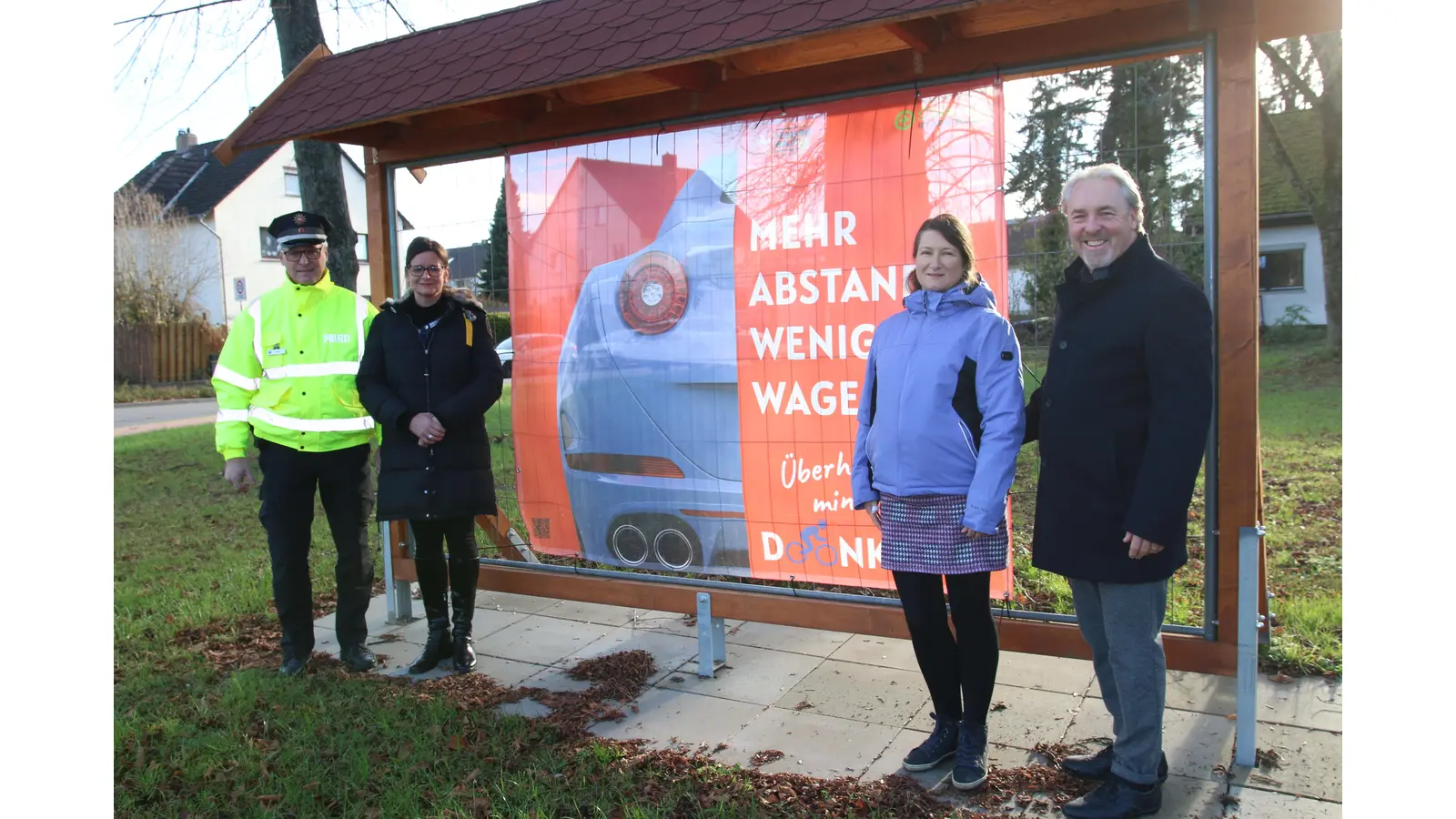 Steffen Arndt vom Polizeikommissariat Bad Nenndorf, die Leiterin des Ordnungsamtes Carmen Sobeck, Projektkoordinatorin Annica Helmker und Samtgemeindebürgermeister Dr. Thomas Wolf stellen die Verkehrssicherheitskampagne vor.<br><br> (Foto: bb)