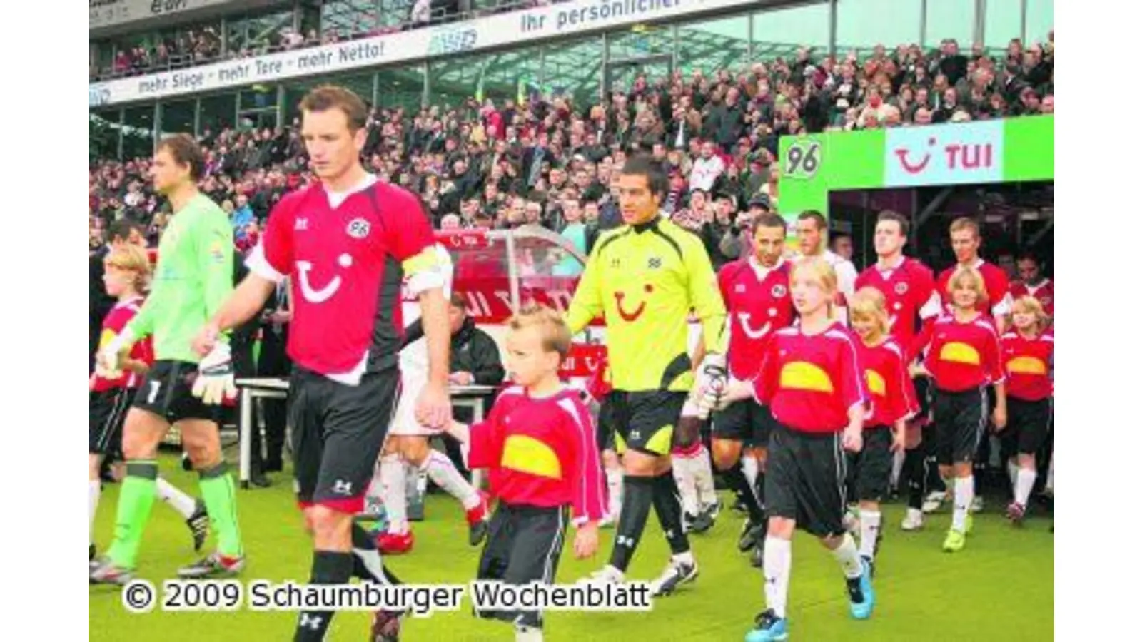 Junge Fußballerinnen laufen mit 96-Profis auf (Foto: bb)