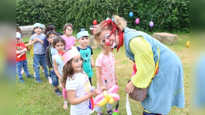Clownin „Lilly Locke“ ist beim Abschlussfest des Kindergartens Herminenstift ein gefragter Gast.
