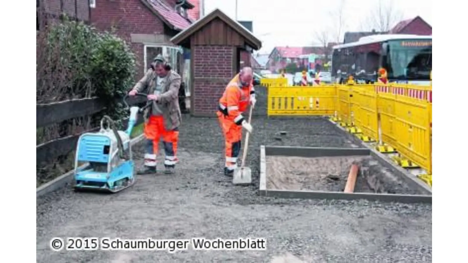 Bauhofmitarbeiter bauen Fußweg (Foto: gi)