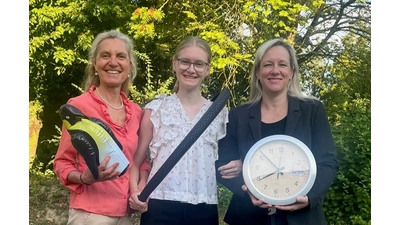Projektleiterin Elisabeth Meyer-Engelke, das ehemalige Talent Mara Cornils und Talentscout Stefanie Schramm halten symbolisch die drei Komponenten der Talentförderung der „Stiftung-Help“ in der Hand.  (Foto: privat)