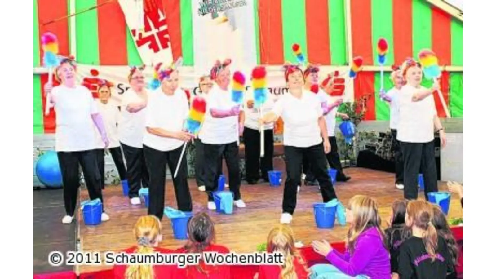 Die TuSG feiert zwischen Rasen und Bühne ein Fest (Foto: tt)