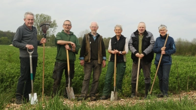 Sie sorgten für die Nachpflanzung: Martin Hasse, Carsten Hartmann, Thorsten Schwöbel, Dr. Barbara Gottstein, Karl Heinrich Meyer und Susanne Hasse.<br> (Foto: privat)