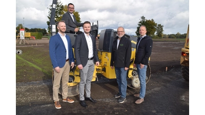 Freuen sich über die Fertigstellung des Baugebietes (v.l.n.r.): Fabian Jung, Lars Dierking, Lukas Zachel (Sparkasse Schaumburg), Thomas Bachmann, Sebastian Kühn )Gemeinde Niedernwöhren). (Foto: ab)