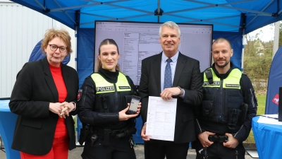 Bei der Vorstellung (v.li.): Ministerin Daniela Behrens, Polizistin Jasmin Schumacher, Polizeipräsident Axel Brockmann und Polizist Björn Huwald. (Foto: gi)