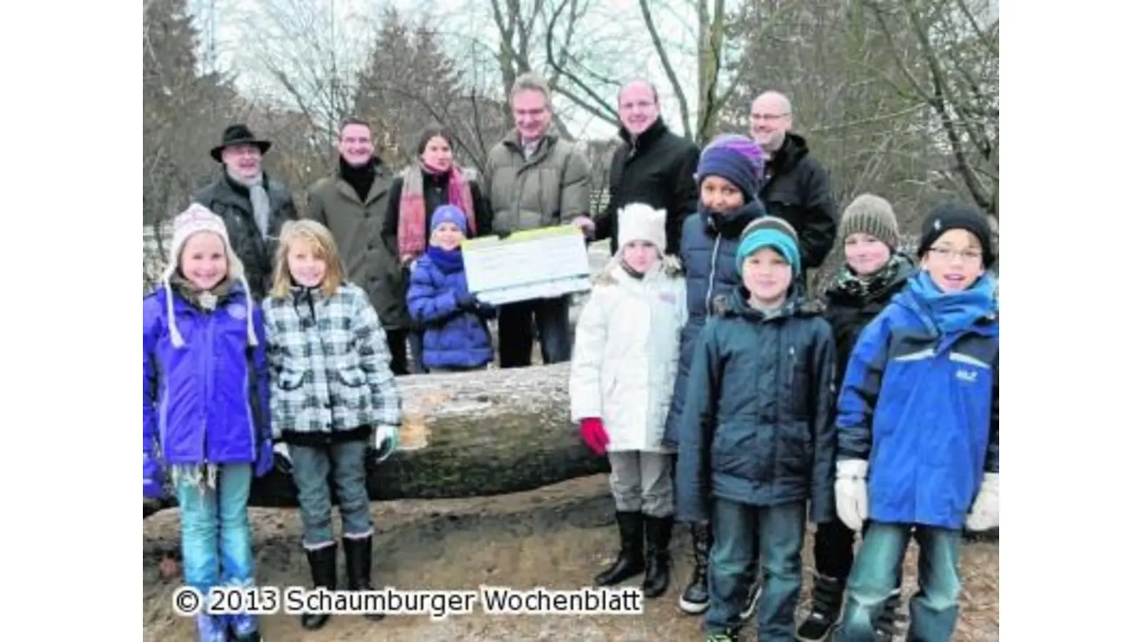 Jörg Farr überreicht Förderverein Preisgeld (Foto: red)