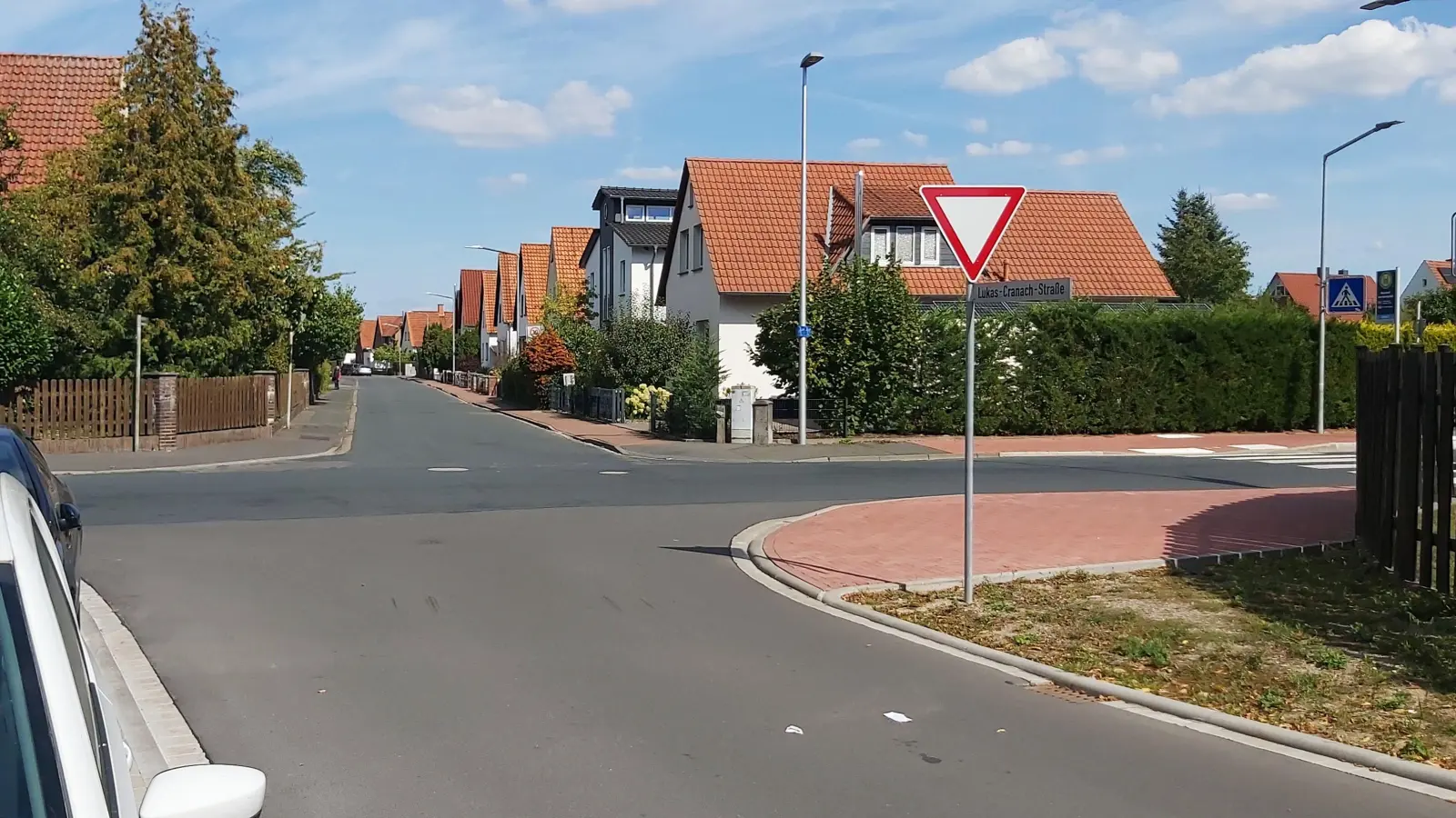 Der Fußwegauslauf (re.) an der neuen Haltestelle wird angepasst und dazu die Straße geöffnet. (Foto: gk)