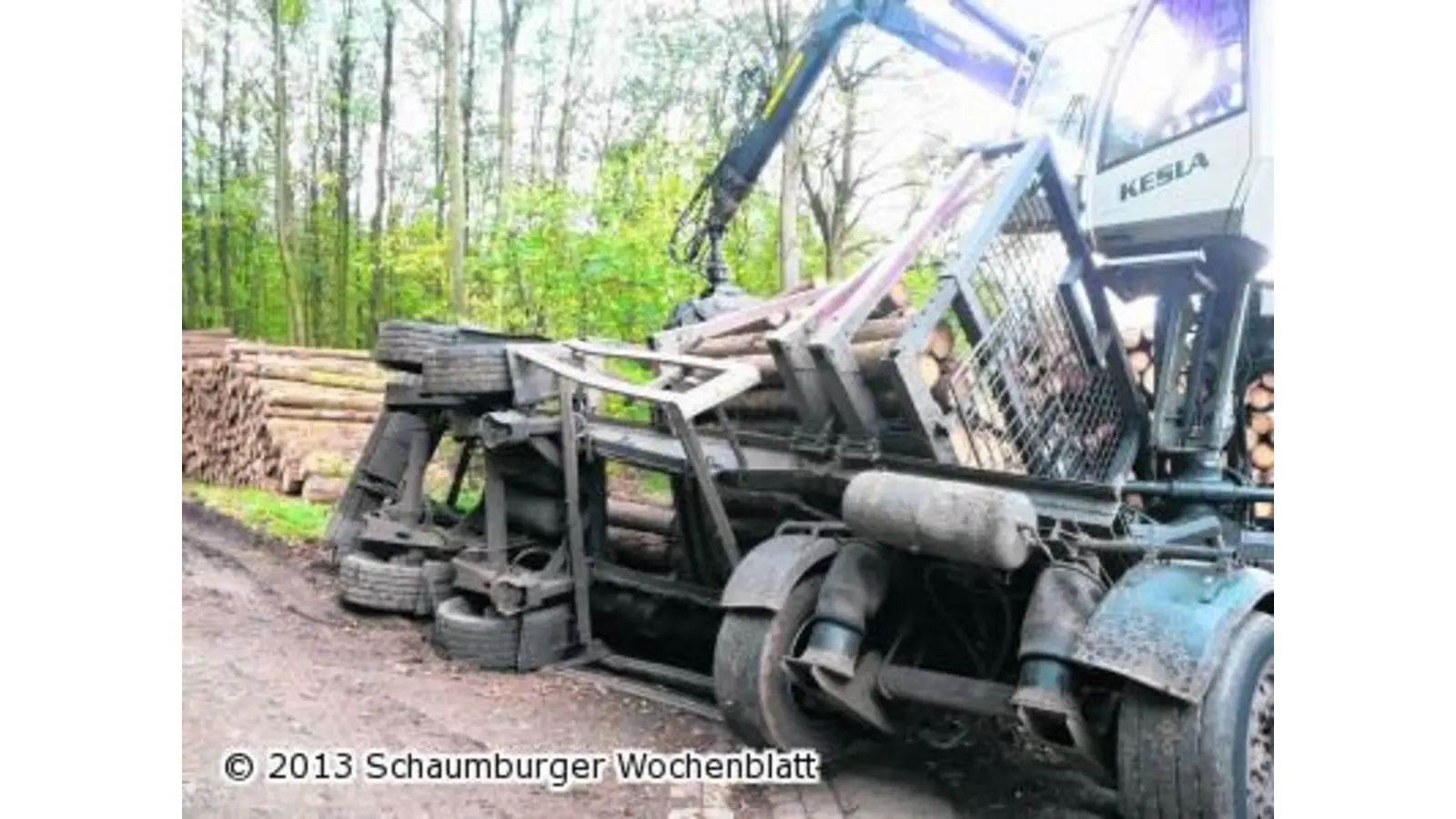 Lkw-Anhänger kippt um (Foto: red)