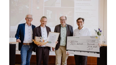 Lothar Nolte (v. li.), Geschäftsführer der Klimaschutz und Energieagentur Niedersachsen, Preisträger Marcus Ballosch, Umweltminister Christian Meyer und Lutz Gärtner von der Energieagentur Schaumburg bei der Preisübergabe.  (Foto: Simona Bednarek)