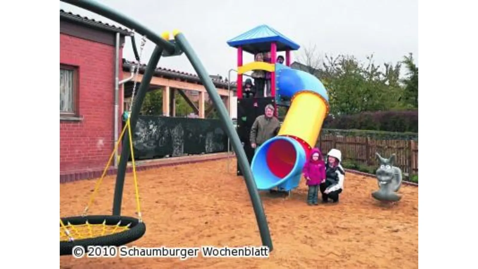 Kinder toben auch bei Sturm und Regen auf dem Spielplatz (Foto: al)